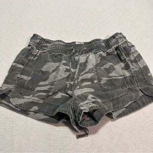 Express High Rise Pull On Comfy Soft Shorts‎ Womens Size Medium Green Camo FLAW